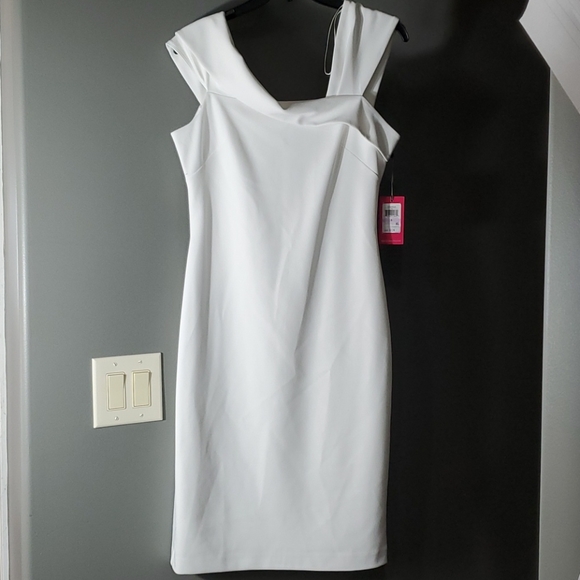 Vince Camuto Dresses & Skirts - Vince Camuto White Bodycon lined dress in a size 6.